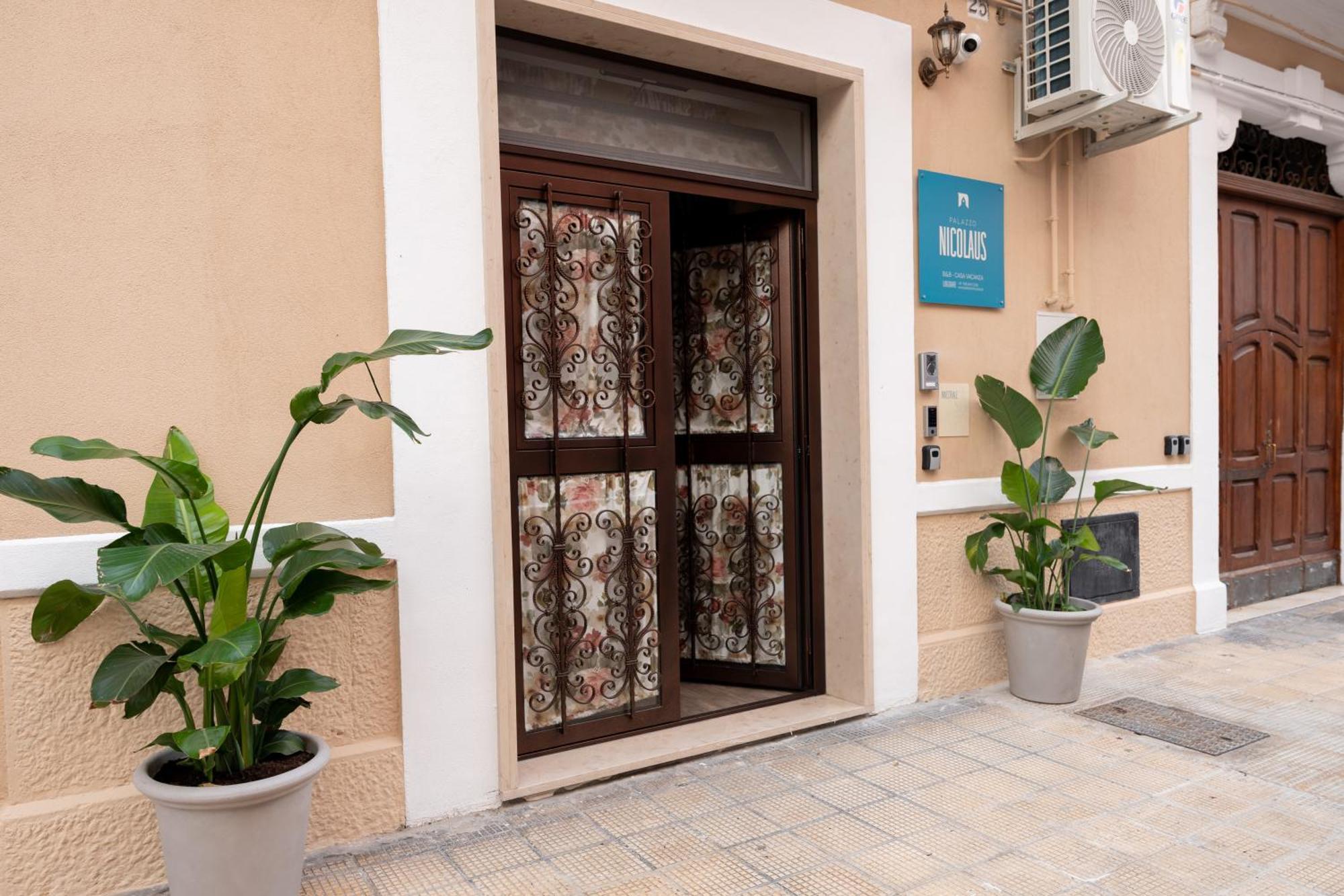 Palazzo Nicolaus Del Lungomare Acomodação com café da manhã Bari Exterior foto